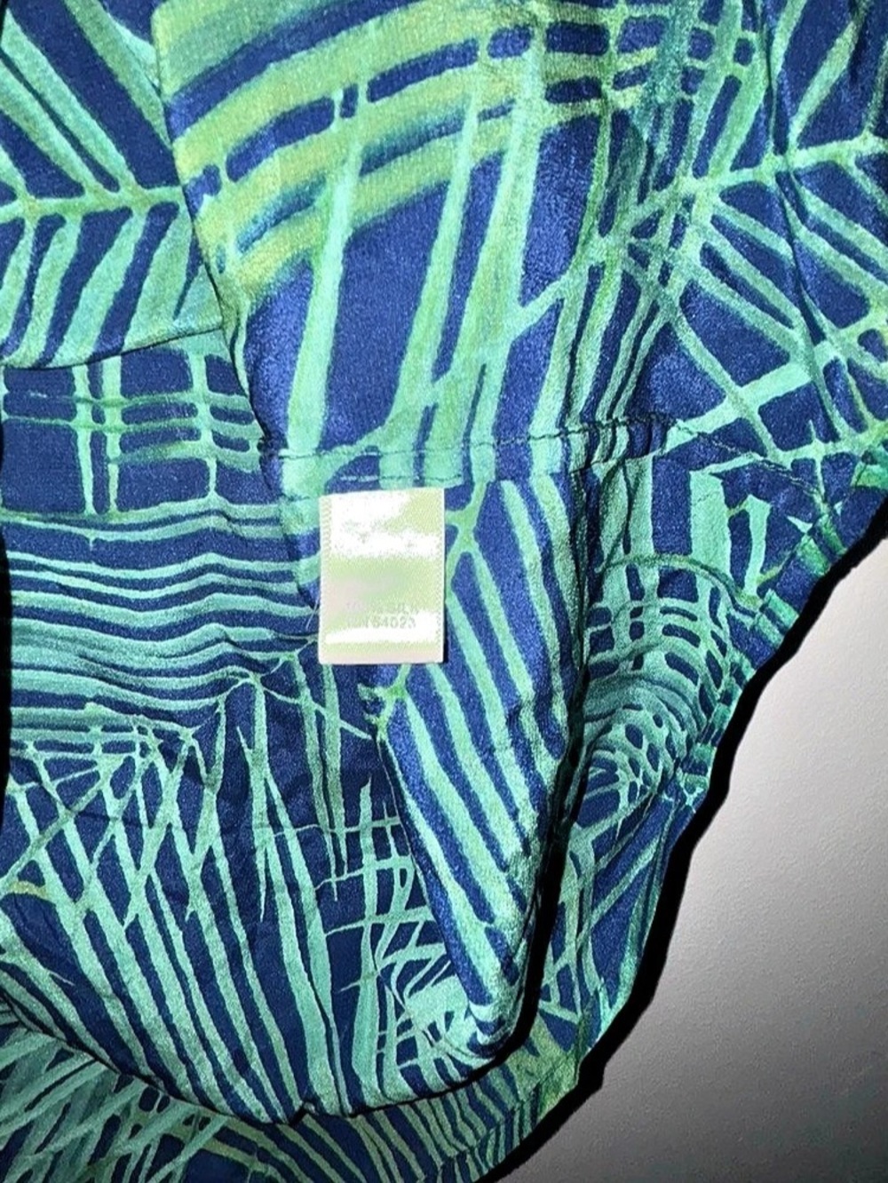 Banana Republic 100% Silk Blouse Size 8 Green Navy Palm Tropical Chic Sleeveless - Picture 7 of 10